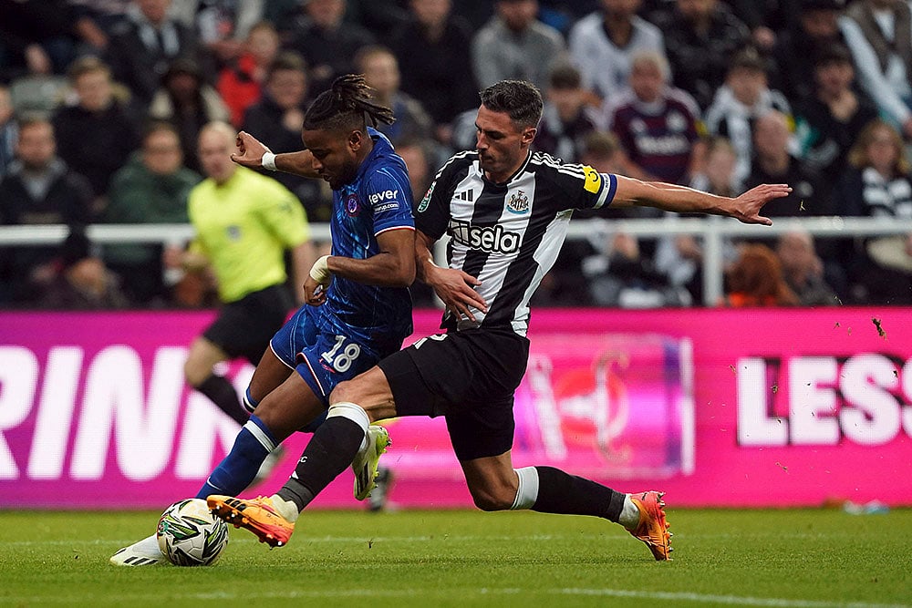 | Photo: Owen Humphreys/PA via AP : EFL Cup Quarter-Finals: Newcastle United's Fabian Schar, right, and Chelsea's Christopher Nkunku battle for the ball