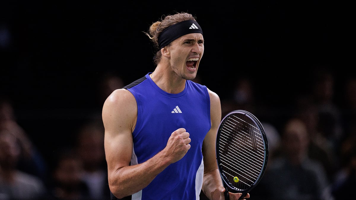 Alexander Zverev is through to the Paris Masters semi-final