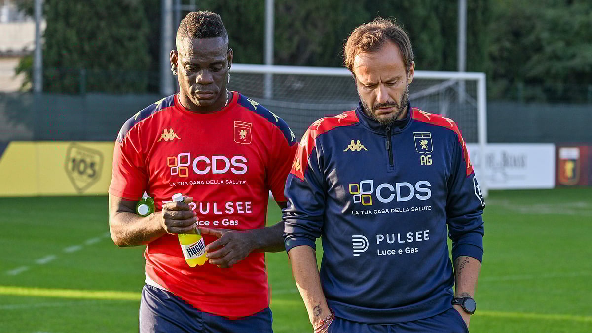 Tano Pecoraro/LaPresse : Mario Balotelli, left, and Genoa's head coach Alberto Gilardino attend a training session in Genoa, Italy, Monday