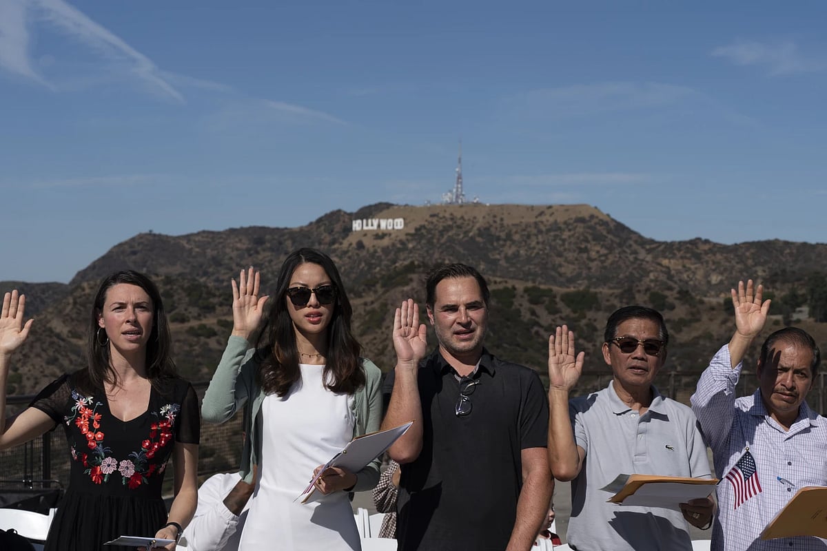 AP : Immigrants raise their hands as they take Oath of Allegiance to the United States |