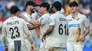 New Zealand rallied with three late wickets