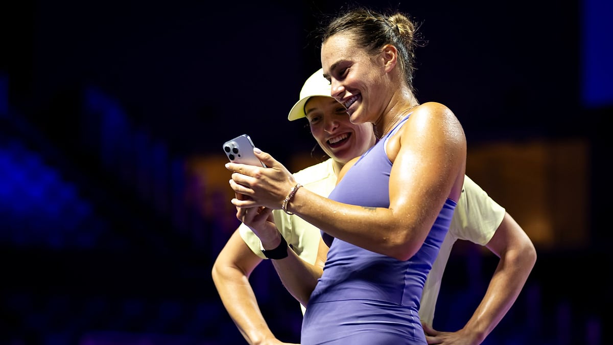 Aryna Sabalenka (right) and Iga Swiatek face a straight battle in Riyadh to be world number one