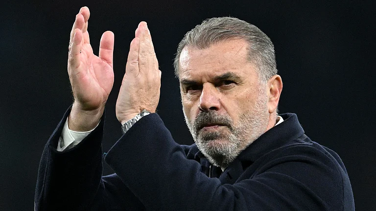 Ange Postecoglou applauds Tottenham's supporters - null