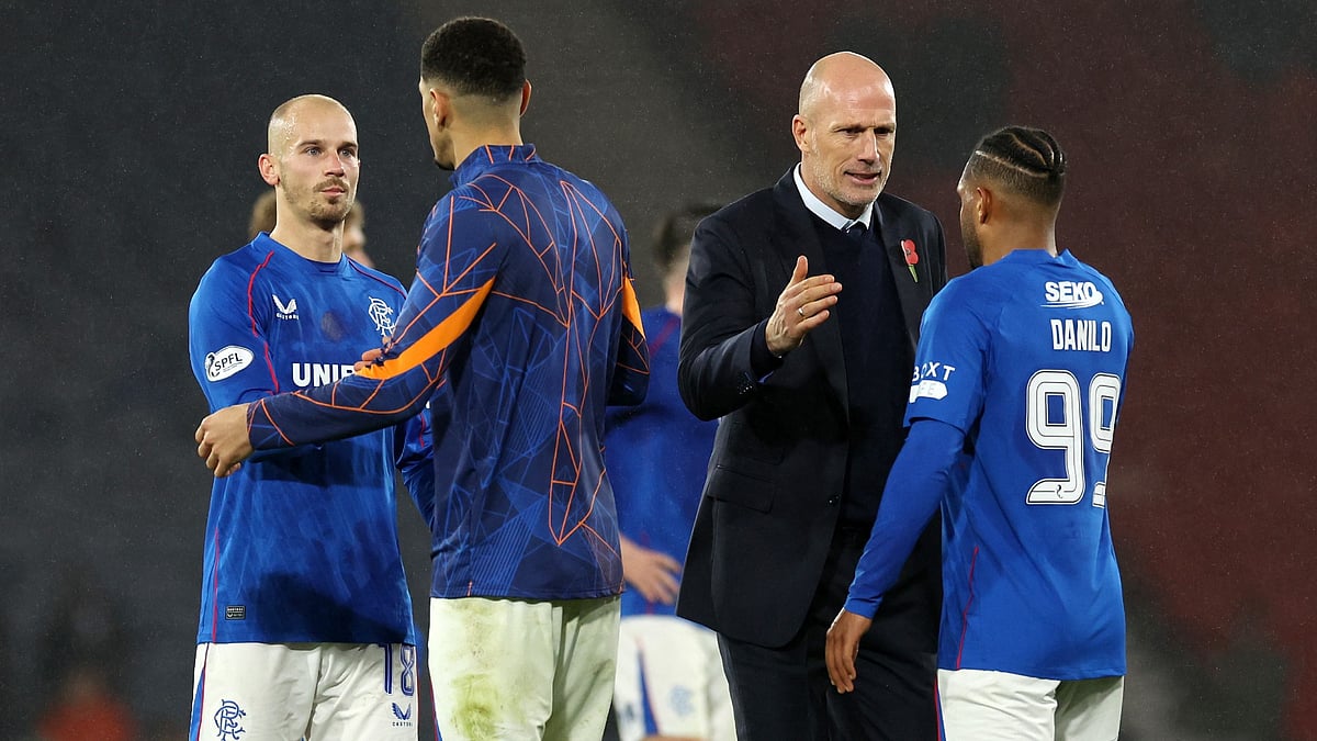 Philippe Clement congratulates his Rangers players after Sunday's win