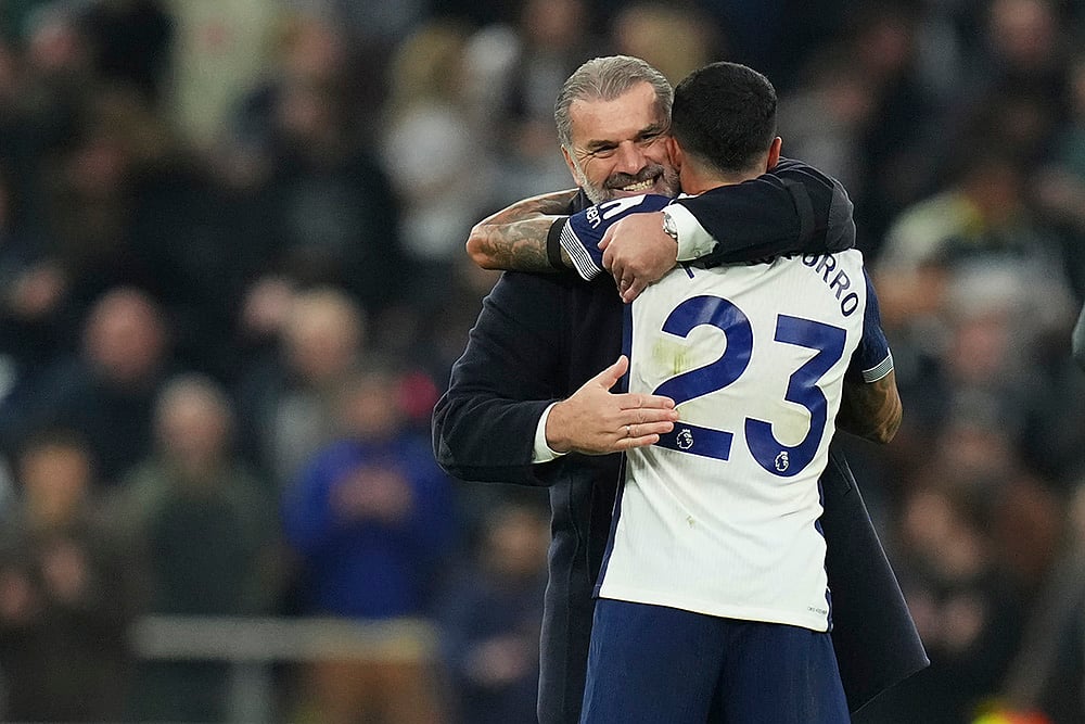 | Photo: AP/Kirsty Wigglesworth : EPL 2024-25: Tottenham's head coach Ange Postecoglou, left, celebrates with Pedro Porro after the match