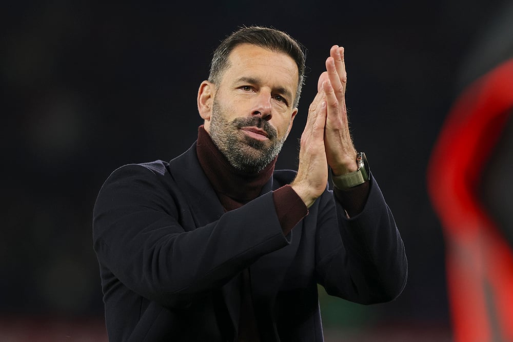 | Photo: AP/Ian Hodgson : EPL 2024-25: Manchester United's head coach Ruud van Nistelrooy applauds after match against Chelsea