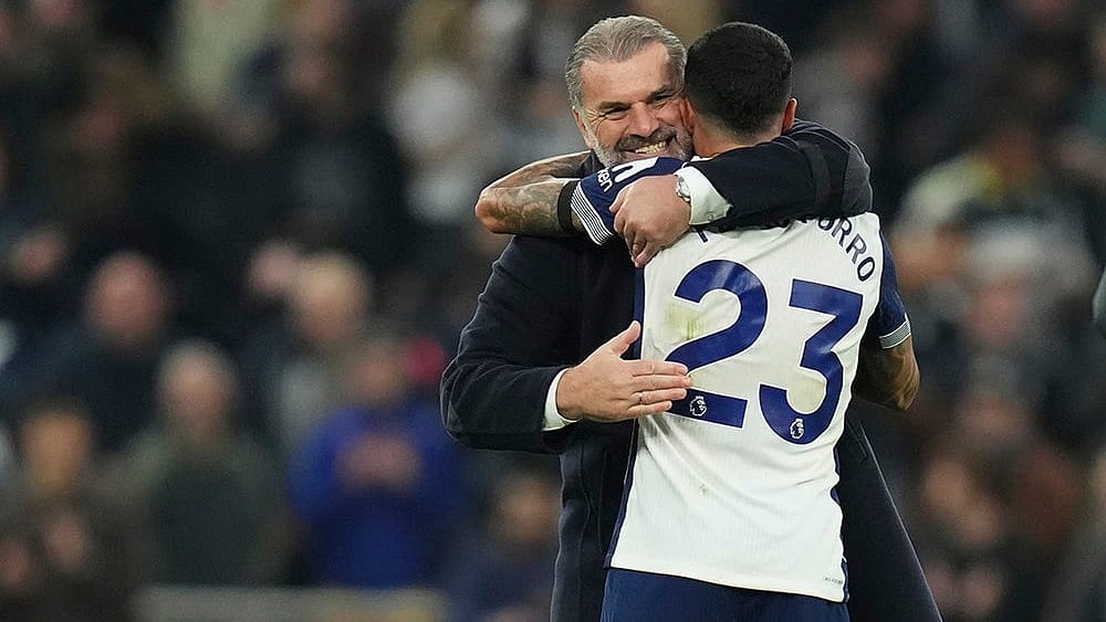 | Photo: AP/Kirsty Wigglesworth : EPL 2024-25: Tottenham's head coach Ange Postecoglou, left, celebrates with Pedro Porro after the match
