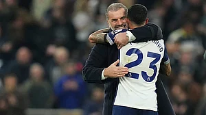 | Photo: AP/Kirsty Wigglesworth : EPL 2024-25: Tottenham's head coach Ange Postecoglou, left, celebrates with Pedro Porro after the match
