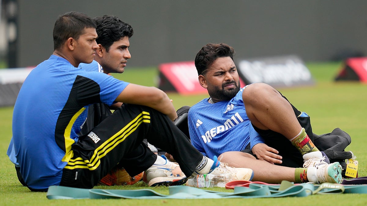 AP Photo/Rajanish Kakade : India's Yashasvi Jaiswal, left, Shubman Gill, centre, and Rishabh Pant participate in the practice session before the third test match against New Zealand in Mumbai.