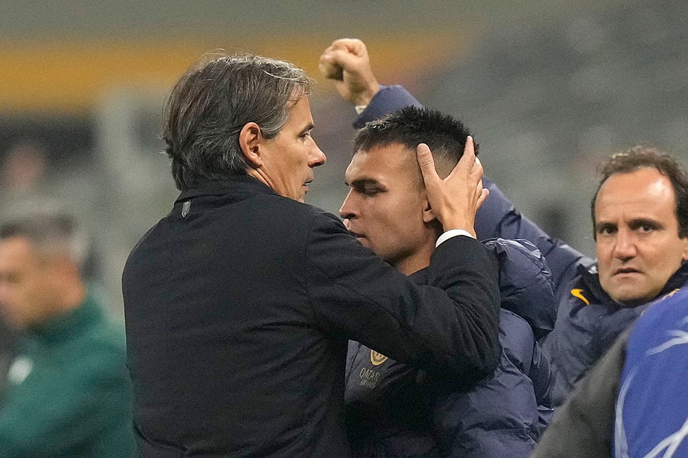 | Photo: AP/Luca Bruno : UEFA Champions League: Inter Milan's head coach Simone Inzaghi, left, celebrates with Lautaro Martinez