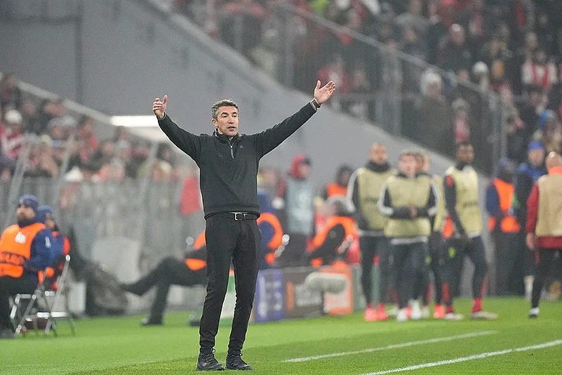 UEFA Champions League soccer Bayern Munich and SL Benfica football match_ Bruno Lage