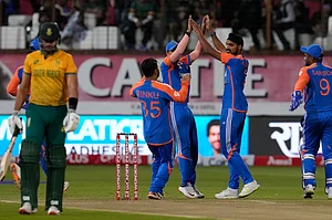 (AP Photo/Themba Hadebe)
: India's bowler Arshdeep Singh, second right, celebrates with teammates after dismissing South Africa's captain Aiden Markram for 8 runs during the T20 International cricket match between South Africa and India, at Kingsmead stadium in Durban, South Africa, Friday, Nov. 8, 2024.