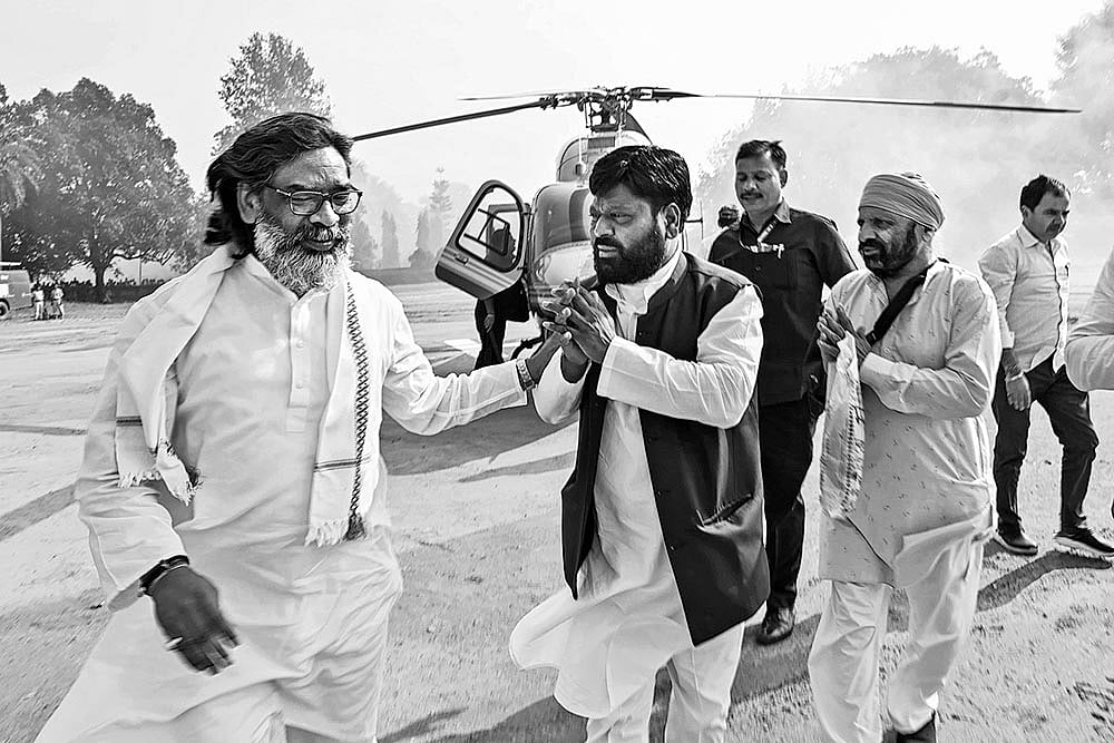 | Photo: PTI : Hemant arrives to address an election meeting in Gumla district, Jharkhand, on November 3, 2024