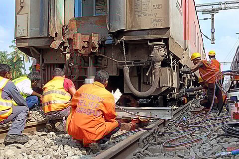 Three coaches of a train derails in WB