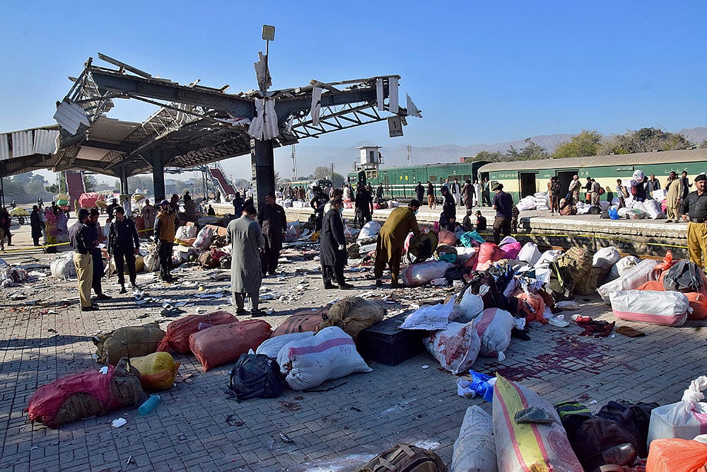 | Photo: AP/Arshad Butt : Pakistan railway station explosion