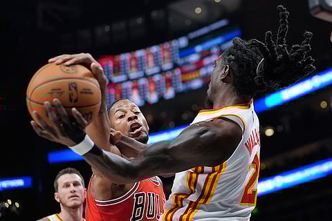NBA: Bulls forward Dalen Terry (25) and Atlanta Hawks guard Keaton Wallace (2) battle for a rebound