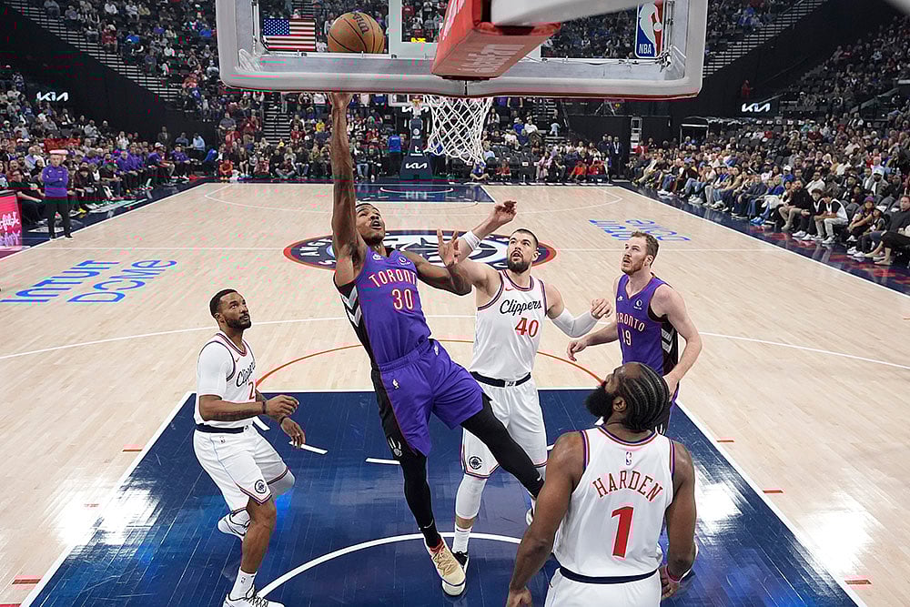 | Photo: AP/Marcio Jose Sanchez : NBA: Raptors guard Ochai Agbaji (30) shoots past Clippers center Ivica Zubac 