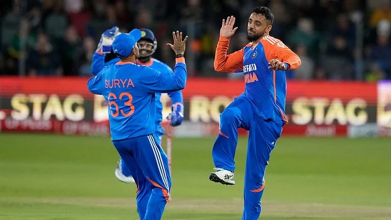 Varun Chakravarthy, right, celebrates with captain Suryakumar Yadav the dismissal of Heinrich Klaasen during the second T20I between South Africa and India at St George's Park in Gqeberha. - AP