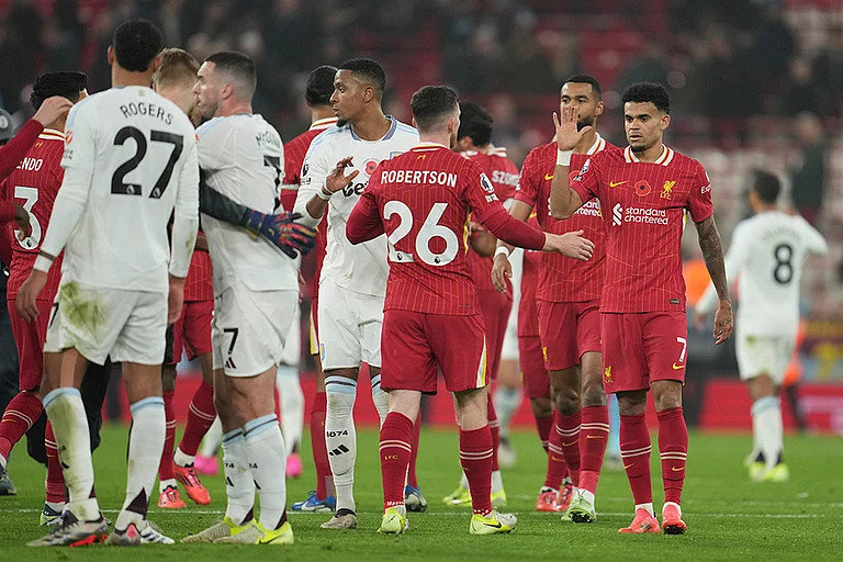 EPL 2024-25: Players of Liverpool celebrate after their team defeated Aston Villa 2-0 - | Photo: AP/Jon Super