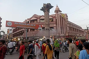 Getty Images : People are passing by a water sprinkler installed in a pillar in a crowded area  in Varanasi on the eve of Loksabha Election (representative image)
