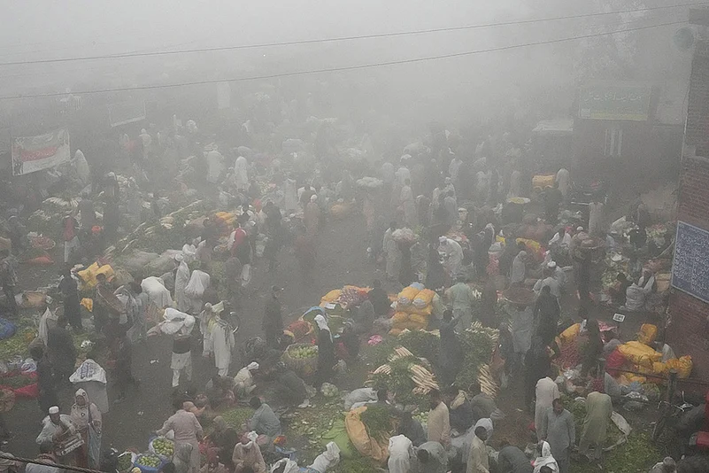 Pakistan air pollution Smog weather_Lahore vegetable market