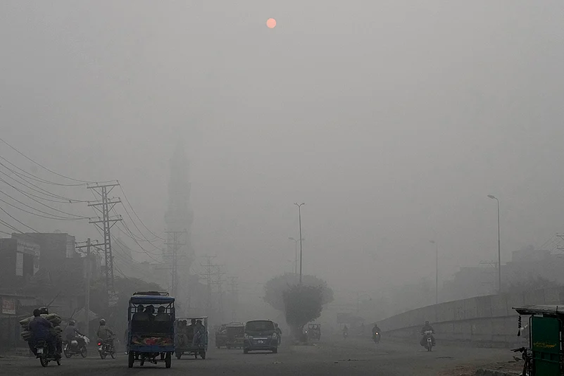 Pakistan air pollution Smog weather_Heavy Smog