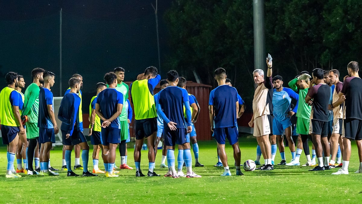 X/IndianFootball : Indiaan football players with coach Manolo Marquez