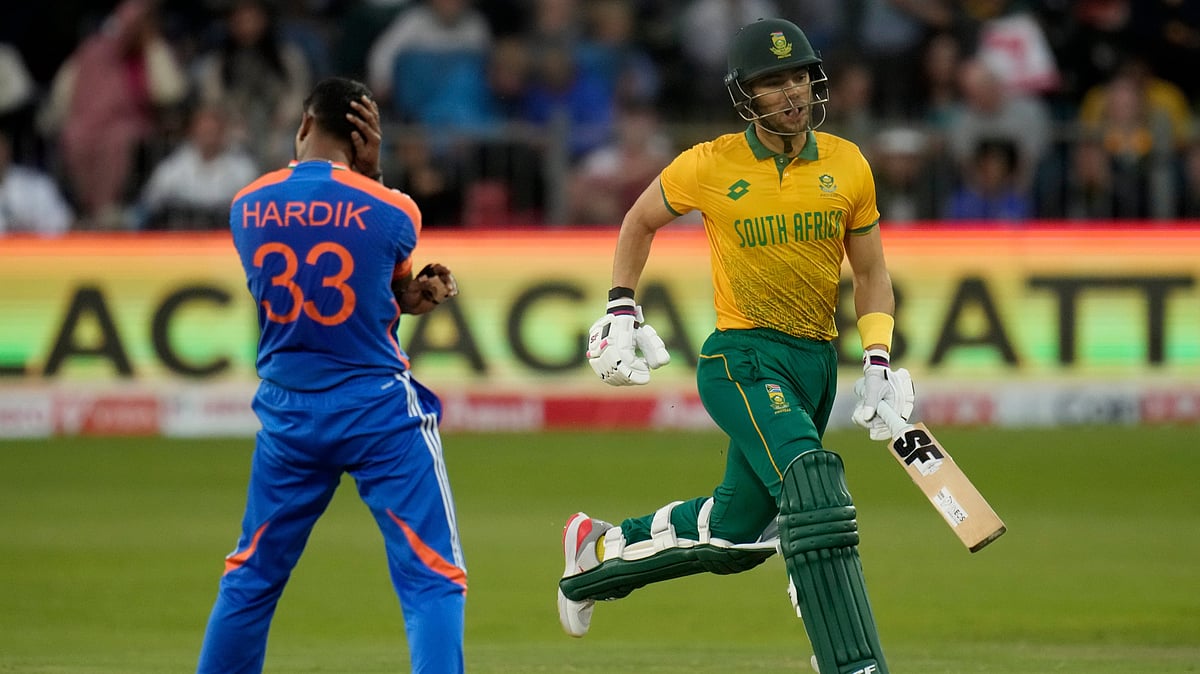 (AP Photo/Themba Hadebe)
 : South Africa's Reeza Hendricks, right, runs to score after playing a shot on a delivery by India's Hardik Pandya, left, during the second T20 cricket match between South Africa and India at St George's Park in Gqeberha, South Africa, Sunday, Nov. 10, 2024. 