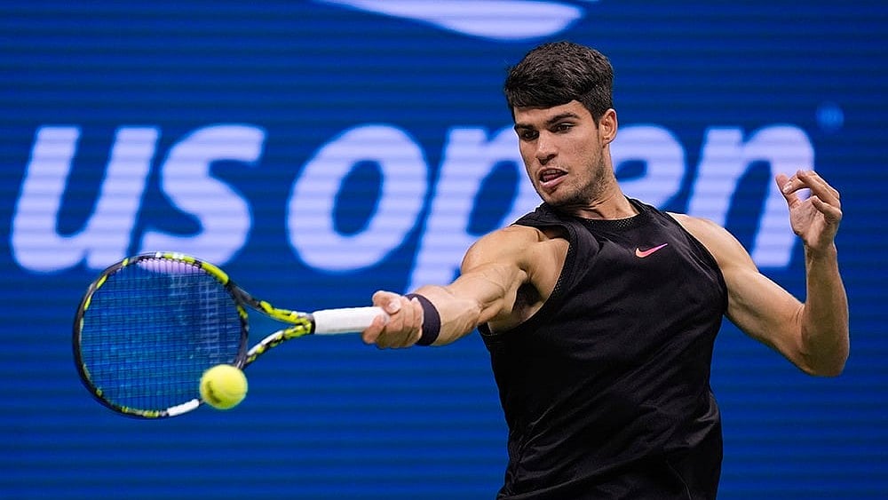 | Photo: AP/Matt Rourke : US Open 2024: Carlos Alcaraz, of Spain returns a shot to Botic van De Zandschulp, of the Netherlands