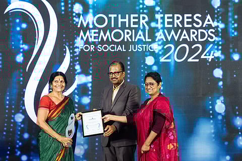 (L-R) Ms.Chetna Gala Sinha, Dr.Abraham Mathai, Smt.Radhika Rastogi IAS