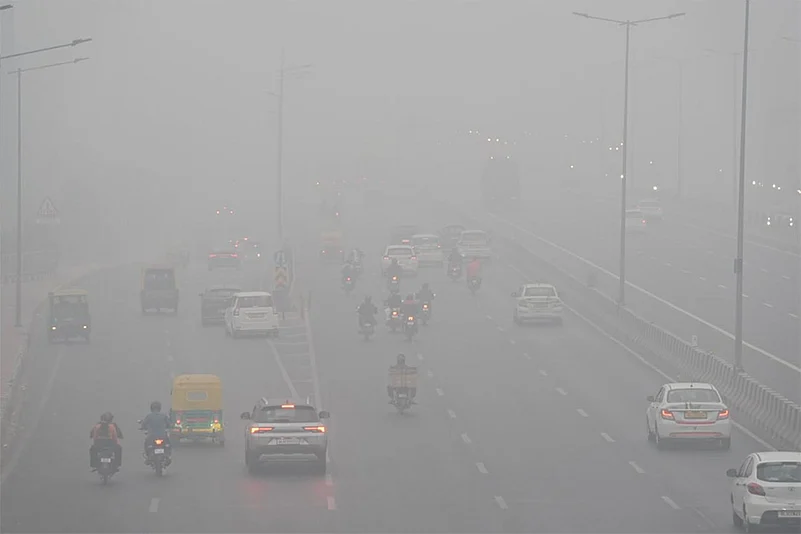 low-visibility due to fog in New Delhi