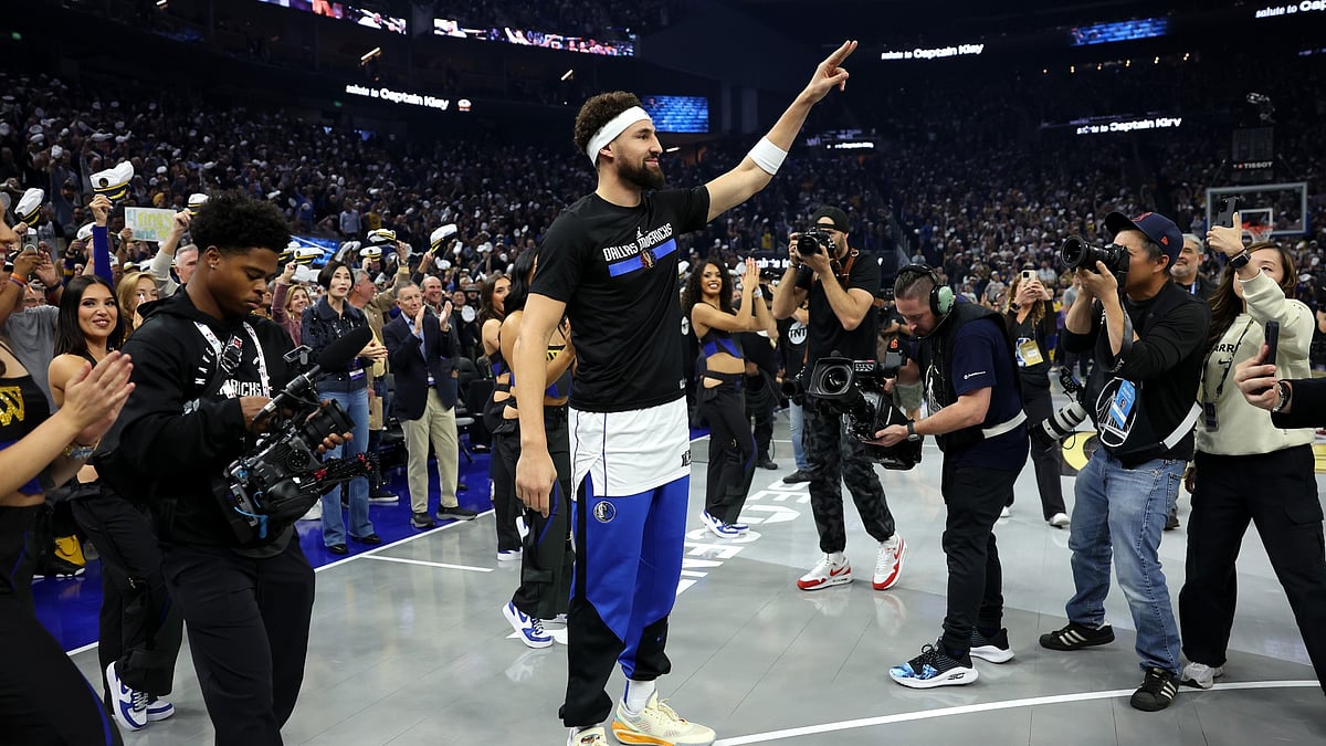 Klay Thompson #31 of the Dallas Mavericks acknowledges the crowd before their game tate Warriors at Chase Center on November 12, 2024 in San Francisco, California. - null