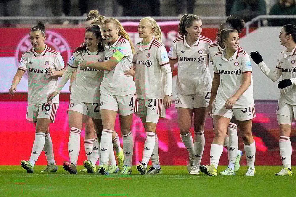 | Photo: AP/Matthias Schrader : Women's Champions League: Bayern's Sarah Zadrazil, second left, is congratulated by teammate Glodis Viggosdottir after scoring her side's third goal
