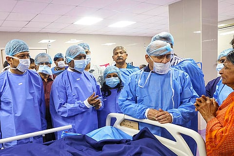 TN Dty CM visits a doc stabbed at a hospital