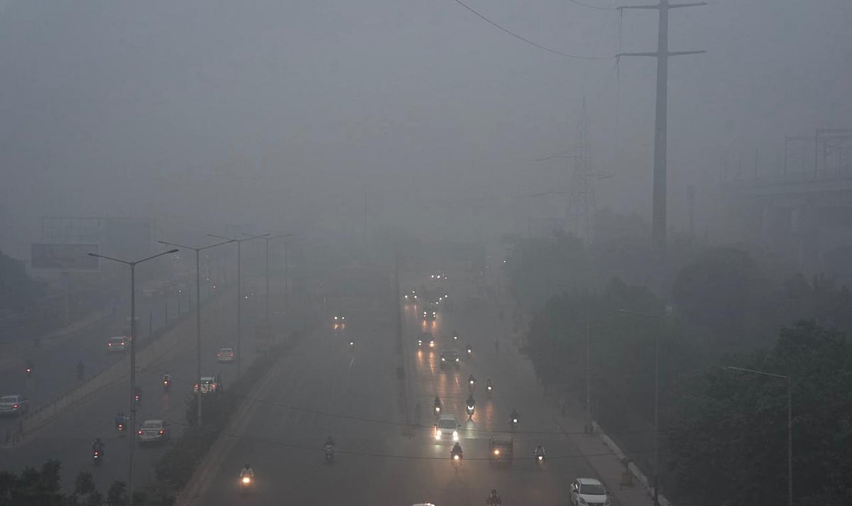 | Photo: Tribhuvan Tiwari For Outlook India : A thick layer of smog blankets Delhi-NCR 
