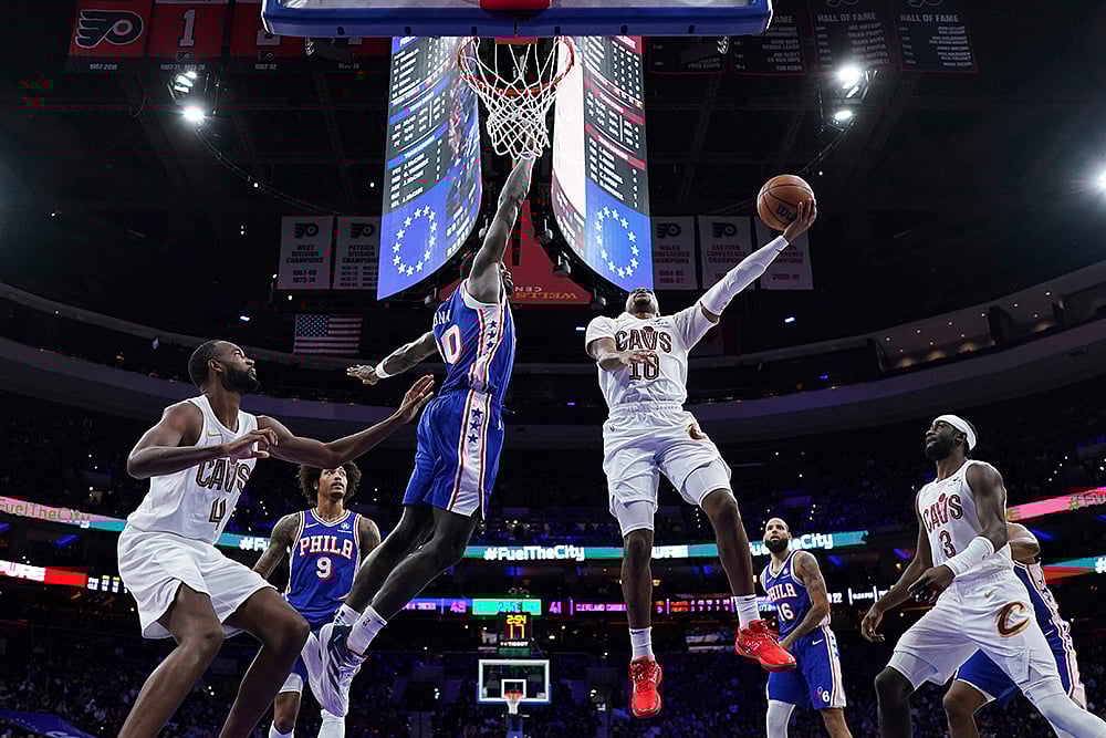 | Photo: AP/Matt Slocum : NBA: Cavaliers' Darius Garland (10) goes up for a shot against 76ers' Adem Bona