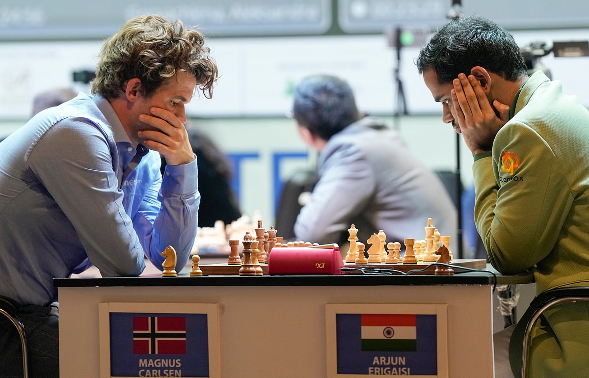 AP/Swapan Mahapatra : Five time world champion Magnus Carlsen of Norway plays against Indian Grand Master Arjun Erigaisi during 2nd day of Tata Steel Rapid Chess 2024, in Kolkata, West Bengal, Thursday, Nov 14, 2024.