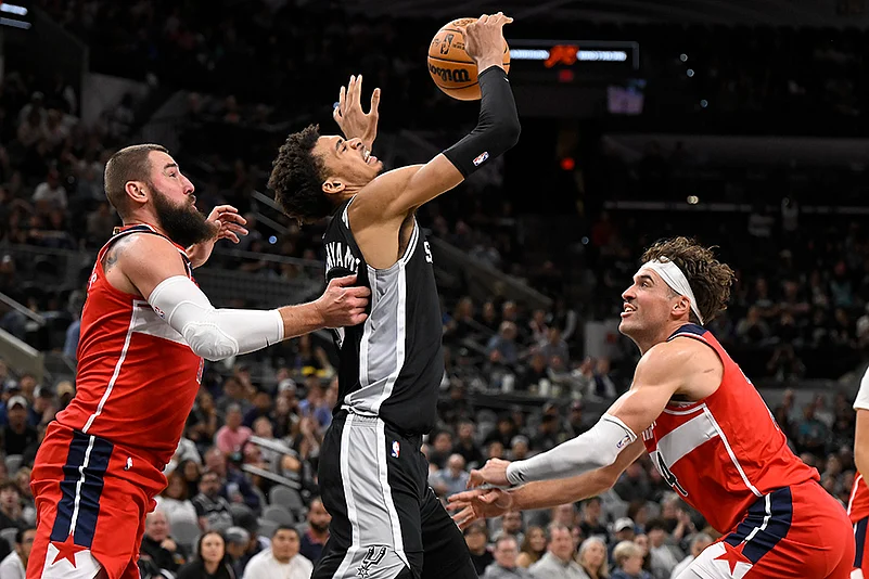 NBA basketball game Washington Wizards vs San Antonio Spurs photo gallery_Jonas Valanciunas