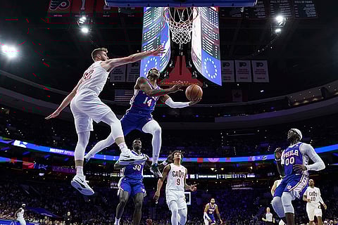 NBA: 76ers' Ricky Council IV (14) goes up for a shot against Cavaliers' Dean Wade (32)