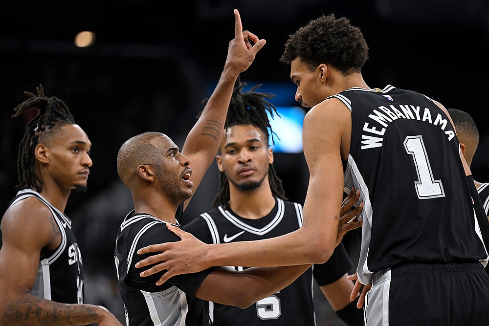 | Photo: AP/Darren Abate : NBA: Spurs guard Chris Paul, second from left, speaks with Spurs forward Victor Wembanyama (1) 