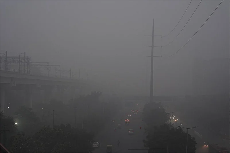 Air pollution in North India, smoggy weather_fog in Delhi