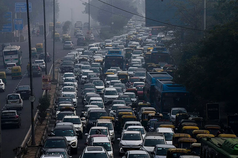 Air pollution in North India, smoggy weather_Foggy morning in Delhi