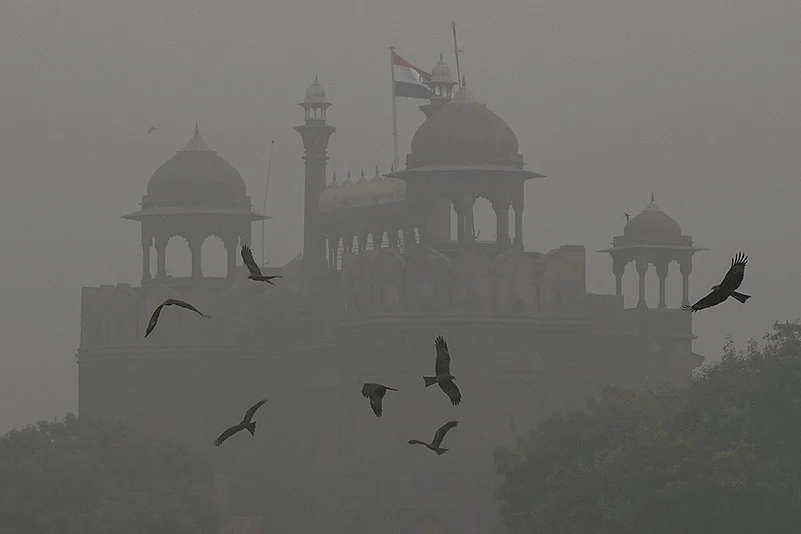Air pollution in North India, smoggy weather_fog at Red Fort in Delhi