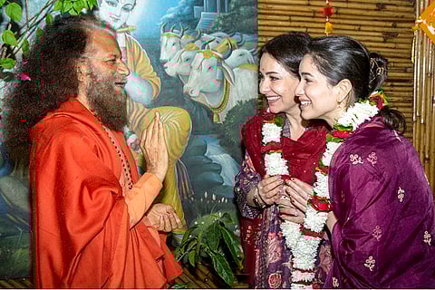 Anjali, Sara Tendulkar meet Swami Chidanand