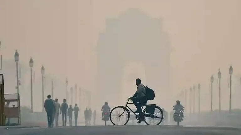 Air quality continues to remain in severe zone in Delhi - PTI