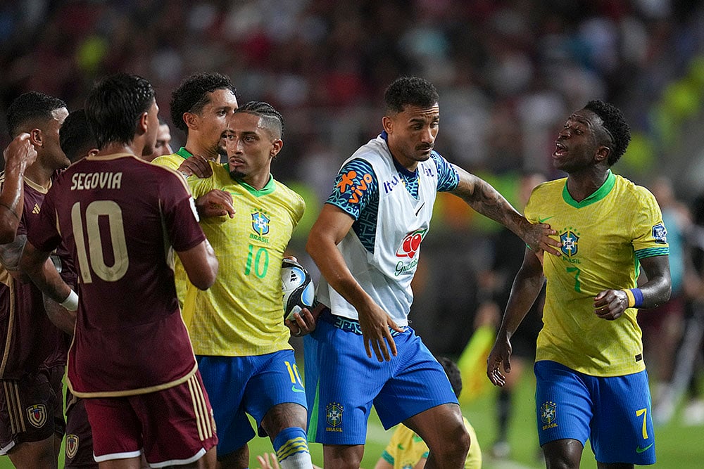 | Photo: AP/Ariana Cubillos : FIFA World Cup 2026 Qualifiers: Brazil's Vinicius Junior, right, and his teammates argue with Venezuelan players