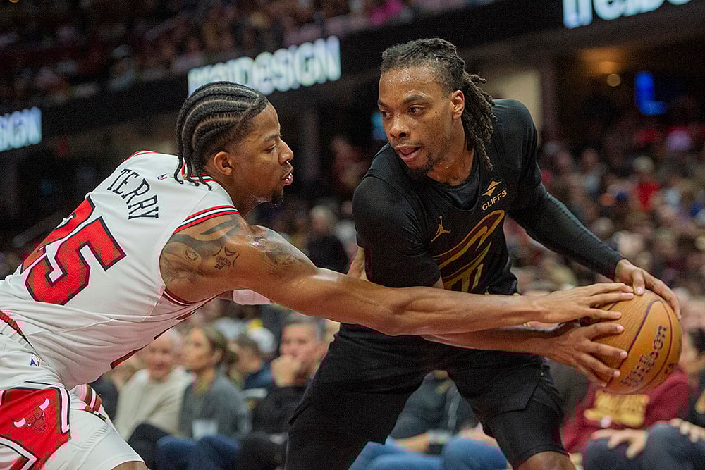 | Photo: AP/Phil Long : NBA: Bulls' Dalen Terry (25) tries to steal the ball from Cavaliers' Darius Garland