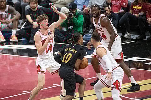 NBA: Cavaliers' Darius Garland (10) drives between Bulls' Matas Buzelis (14), Dalen Terry, front right