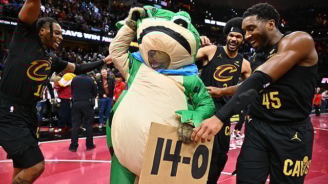 Cavaliers 144 - 126 Bulls, NBA: Cavs Celebrate 14-0 Start With New Frog Mascot