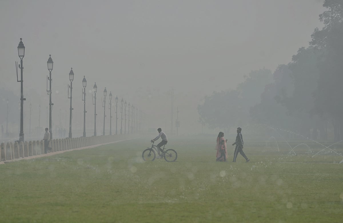 Smog blankets Delhi as AQI remains severe for 4 consecutive days.